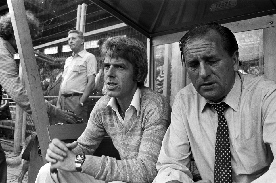 Ad_interim_coach_Leo_Beenhakker_(l)_en_hulptrainer_Bobby_Haarms,_Bestanddeelnr_930-4315