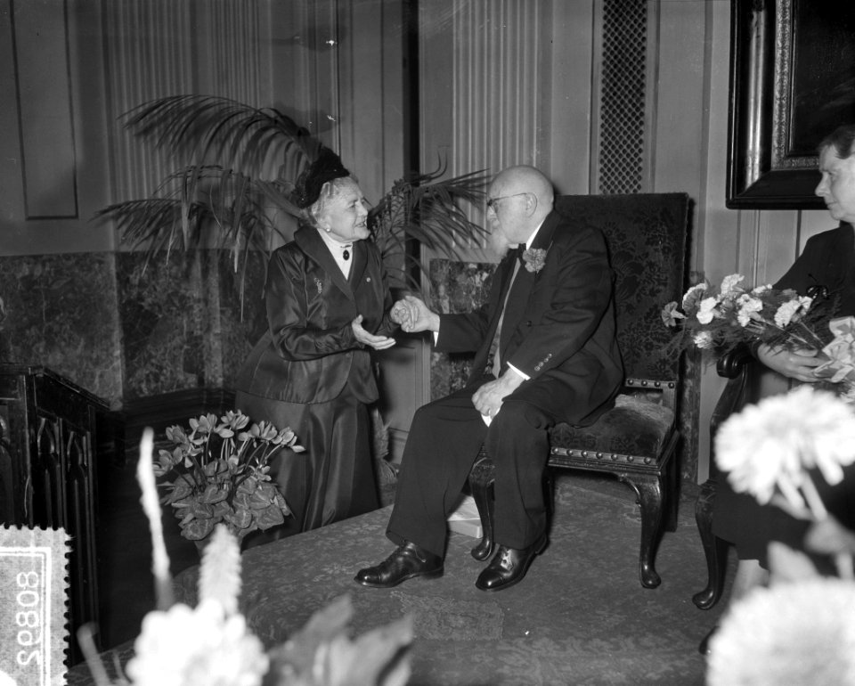 Acteur_Mari_van_Warmelo_90_jaar_._Receptie_foyer_Stadsschouwburg_Amsterdam,_Bestanddeelnr_908-0892