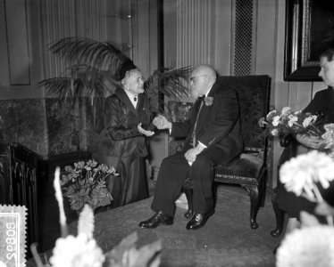 Acteur_Mari_van_Warmelo_90_jaar_._Receptie_foyer_Stadsschouwburg_Amsterdam,_Bestanddeelnr_908-0892