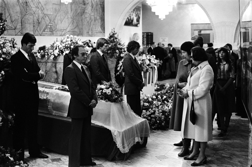 Acteur_Ko_van_Dijk_in_Den_Haag_begraven_drukte_in_de_Koninklijke_Schouwburg_waa,_Bestanddeelnr_929-7137