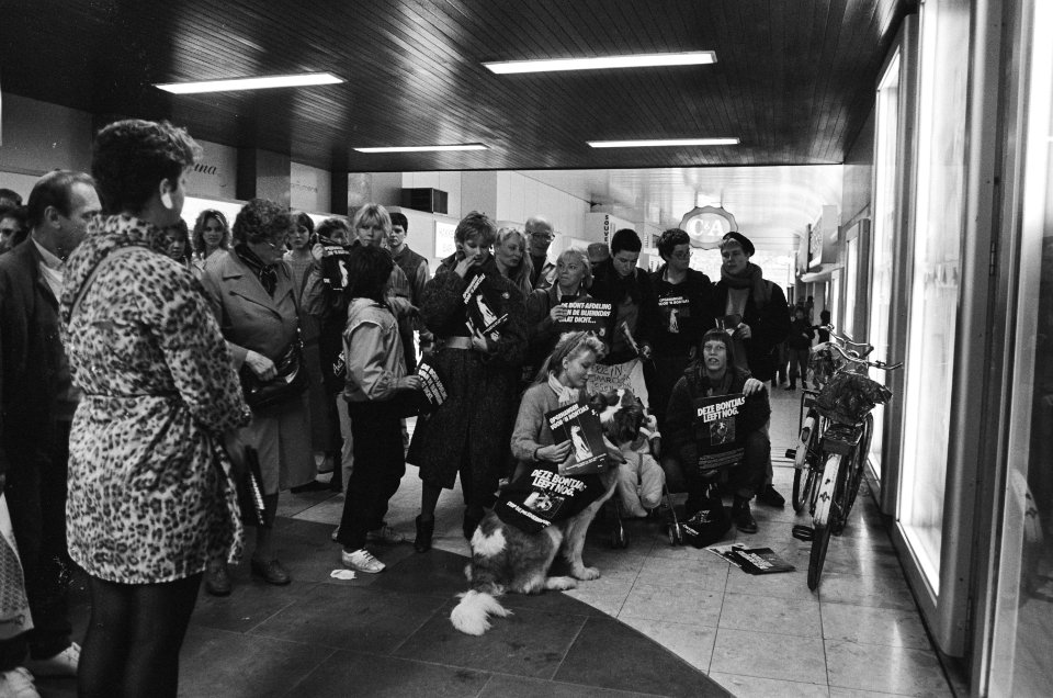 Actie_van_Antibont_Comite_in_32_steden_tegen_verkoop_van_hondenbont_bij_C&A_en_B,_Bestanddeelnr_933-1152