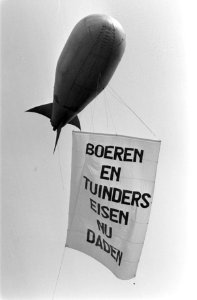 Actie_van_agrariërs_waarin_een_luchtballon_met_spandoek_boeren_en_tuinders_eise,_Bestanddeelnr_928-0424