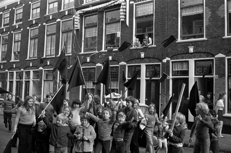 Actie_van_bewoners_Schilderswijk_Den_Haag_voor_betere_en_betaalbare_woningen,_Bestanddeelnr_925-0572