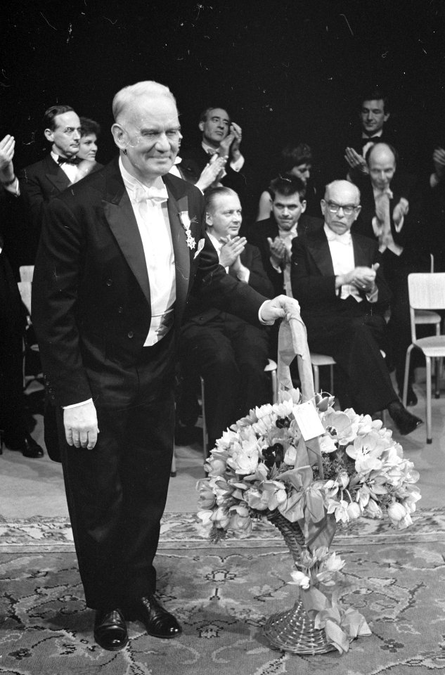 Acteur_Cruys_Voorbergh_,_in_Konklijke_Schouwburg_Den_Haag_gehuldigd,_onderscheid,_Bestanddeelnr_913-5530