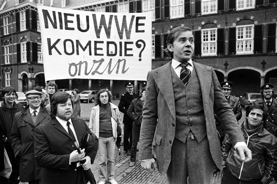 Acteur_imiteert_minister_Brinkman,_Bestanddeelnr_932-4116