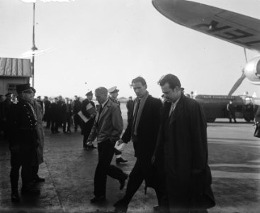 Acteur_en_regisseur_Orson_Welles_op_Schiphol,_Bestanddeelnr_902-5653