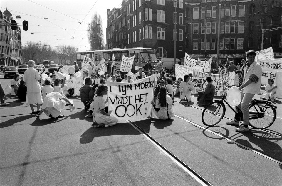 Actie_op_het_kruispunt_bij_de_Amstelveenseweg,_Bestanddeelnr_934-4307