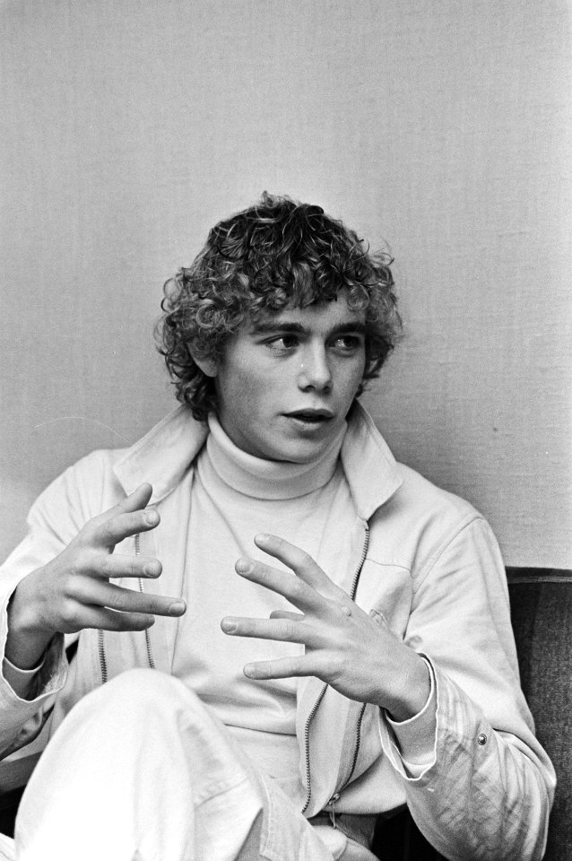 Acteur_Chris_Atkins_zittend_op_een_bank_tijdens_een_interview,_Bestanddeelnr_931-2805