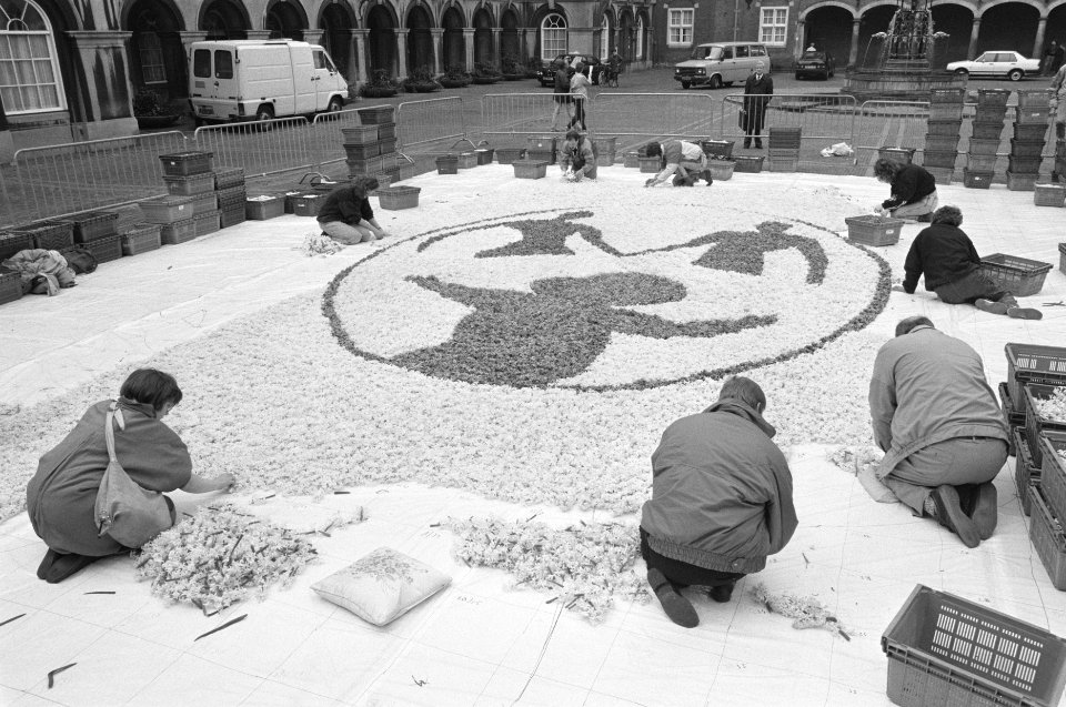 Actie_Schreeuw_om_leven_bloemenmozaiek_op_het_Binnenhof,_Bestanddeelnr_934-2388