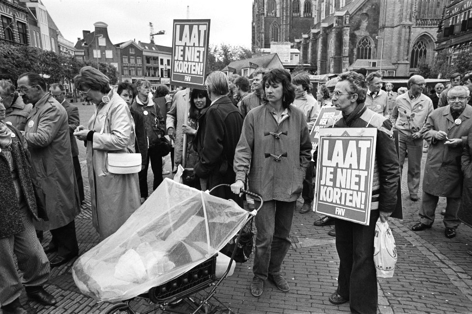 Actie_tegen_1_juli-kortingen_in_Haarlem_opdracht_Bouwbond_FNV_toespraak_vanaf_b,_Bestanddeelnr_932-9768