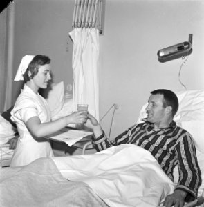 Ad_Verhoeven_(Sparta)_geopereerd_aan_blinde_darm,_Bestanddeelnr_913-6197