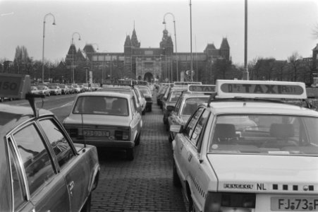 Actie_van_tientallen_taxi's_op_het_Museumplein_in_Amsterdam_tijdens_een_kort_ged,_Bestanddeelnr_933-6222