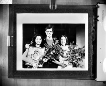 Ad_Visser_geeft_het_zangduo_Baccara_een_gouden_plaat_Vlnr_Mayte_Mateos_(Ba,_Bestanddeelnr_929-3096