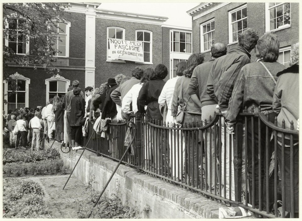 Actie_tegen_het_fascisme_in_het_voorjaar_van_1984_op_het_Prinsenhof._NL-HlmNHA_54025946