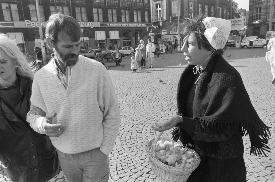 Actie_Stichting_Lekker_Dier_op_de_Dam_in_Amsterdam_tegen_het_doden_van_eendagsku,_Bestanddeelnr_934-0922