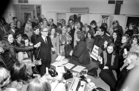 Actiegroep_Dolle_Mina_in_de_redactielokalen_van_het_damesblad_Margriet_De_Dol…,_Bestanddeelnr_923-2727