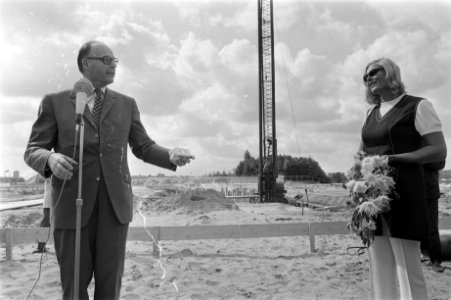 Ada_Kok_slaat_eerste_paal_voor_zwembad_in_Amsterdam-Slotermeer,_Bestanddeelnr_923-8200