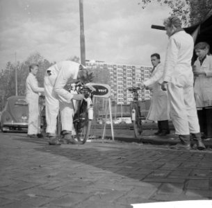 Actie_Wit_Achterspatbord_in_Rotterdam,_Bestanddeelnr_913-0896