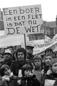Actiegroep_De_Kwakel_demonstreert_in_verband_met_woonproblemen_in_de_Kwakel,_o,_Bestanddeelnr_929-4822