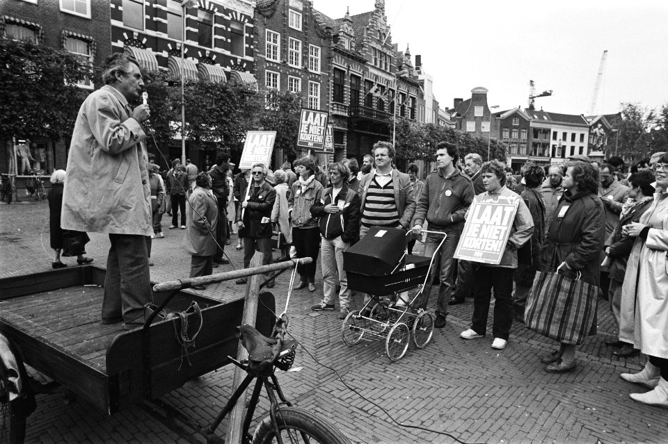 Actie_tegen_1_juli-kortingen_in_Haarlem_opdracht_Bouwbond_FNV_toespraak_vanaf_b,_Bestanddeelnr_932-9769