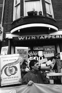 Actie_tegen_de_verkoop_van_Zuidafrikaanse_wijn_in_Amsterdam,_Bestanddeelnr_933-5181