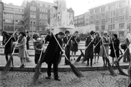 Actie_Amsterdam_Paasbest_hostesses_van_de_VVV_en_stewardessen_vegen_samen_met_,_Bestanddeelnr_928-5261
