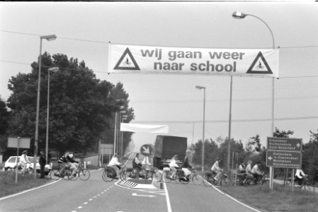 Actie_voor_verkeersveiligheid_scholieren_gestart_scholieren_fietsen_onder_spand,_Bestanddeelnr_934-3006