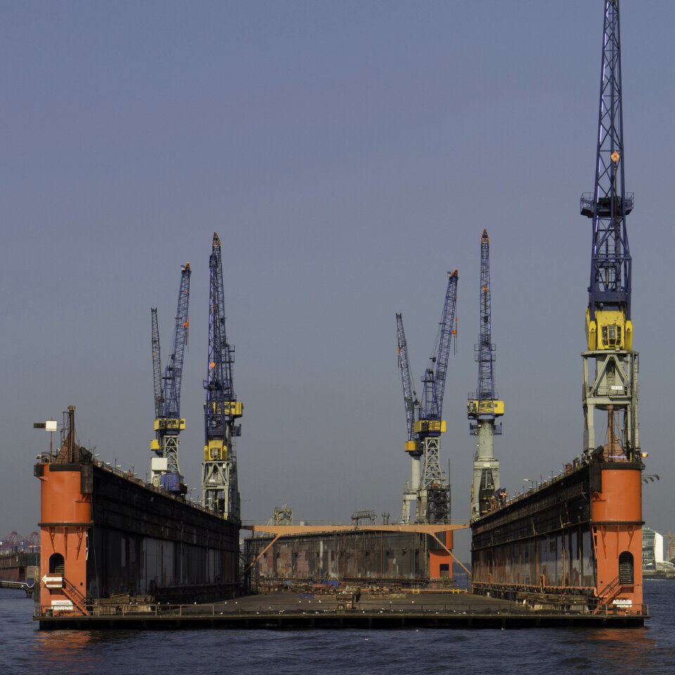 Floating dock hamburg port