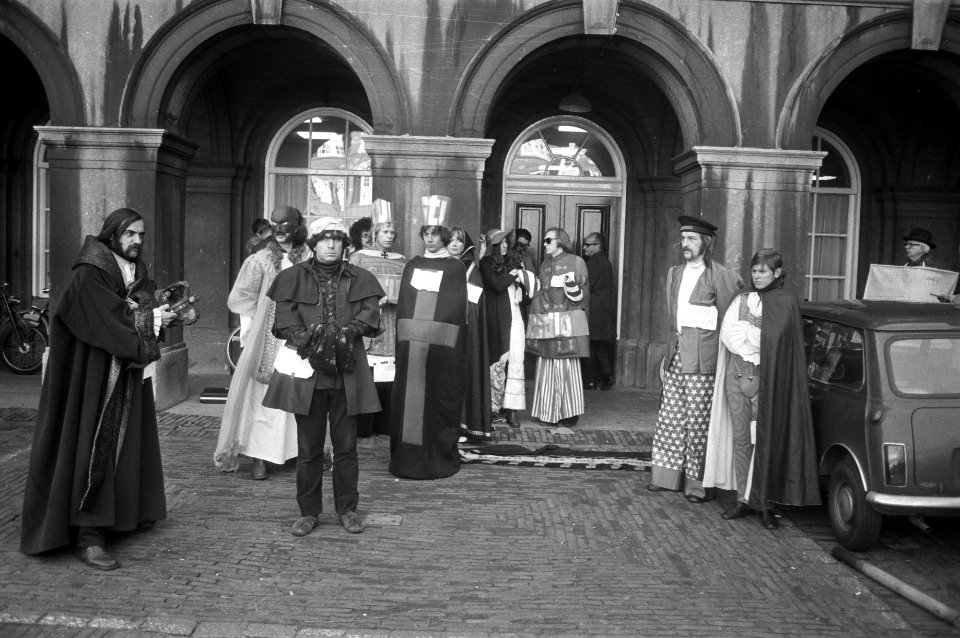 Acteurs_van_Studio_demonstreren_op_Binnenhof_tegen_voorgestelde_intrekking_sub,_Bestanddeelnr_925-1307