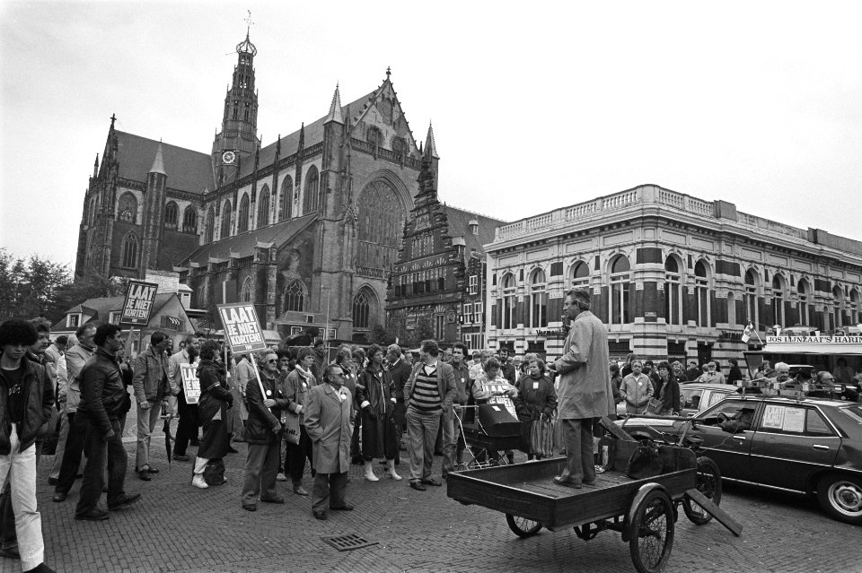 Actie_tegen_1_juli-kortingen_in_Haarlem_opdracht_Bouwbond_FNV_toespraak_vanaf_b,_Bestanddeelnr_932-9766