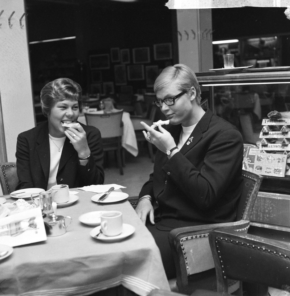 Ada_Kok_(r)._en_Klenie_Bimolt_terug_uit_USA,_hier_in_restaurant_op_Schiphol,_Bestanddeelnr_918-6506