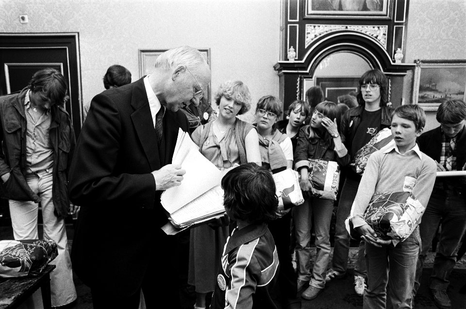Actie_van_Greenpeace_tegen_de_walvisvangst_waarbij_kinderen_een_petitie_met_ha,_Bestanddeelnr_930-2882