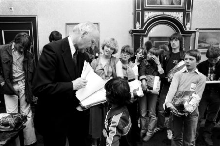 Actie_van_Greenpeace_tegen_de_walvisvangst_waarbij_kinderen_een_petitie_met_ha,_Bestanddeelnr_930-2882