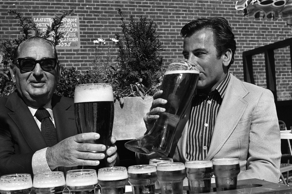 Acteur_Maximilian_Schell_in_een_Brug_te_Ver_,_geeft_persconferentie_in_Amster,_Bestanddeelnr_928-6415
