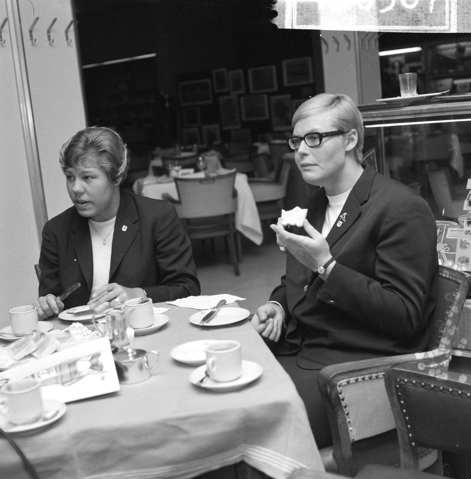 Ada_Kok_(r)._en_Klenie_Bimolt_terug_uit_USA,_hier_in_restaurant_op_Schiphol,_Bestanddeelnr_918-6507