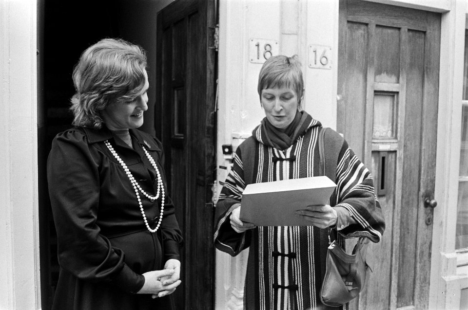 Actiegroep_man-vrouwmaatschappij_biedt_petitie_aan_in_Amsterdam_aan_Nora_Salomons,_Bestanddeelnr_927-7562