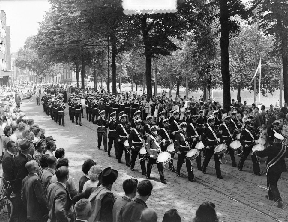 Adelborsten_defileren_voor_Vice_Admiraal_Jonkheer_E.J._van_Holthe_mariniers_pijp,_Bestanddeelnr_904-7105