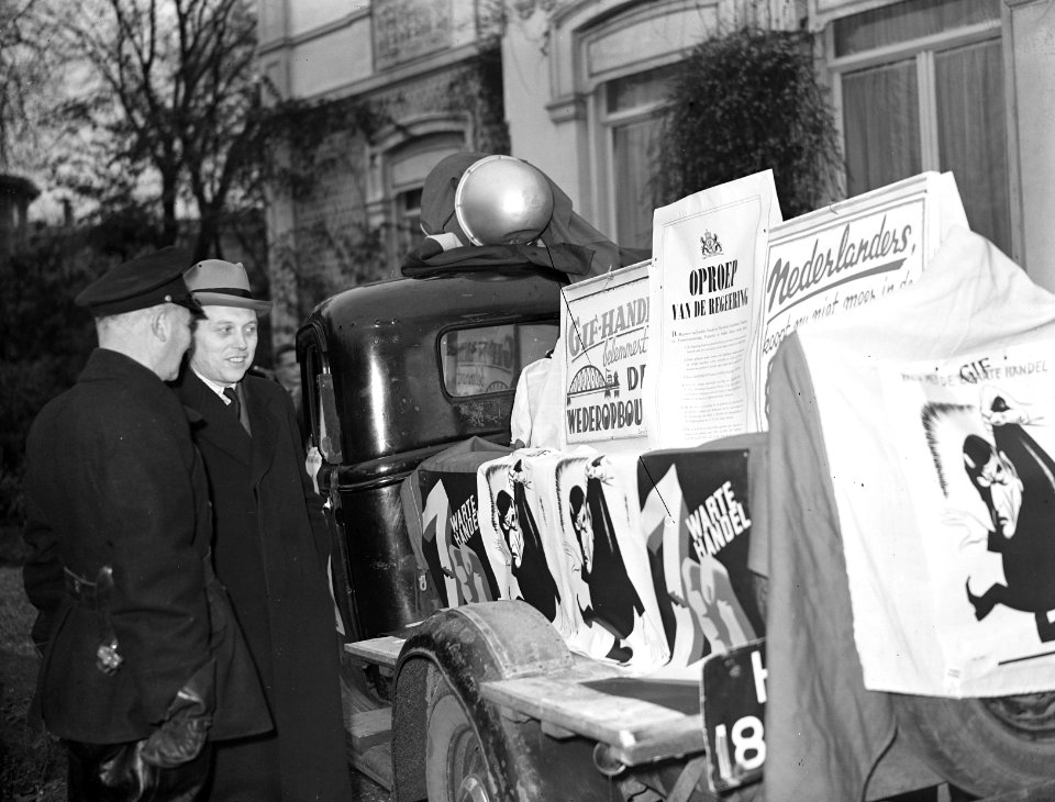 Actie_tegen_zwarte_handel._Truck_met_affiches,_Bestanddeelnr_901-1235