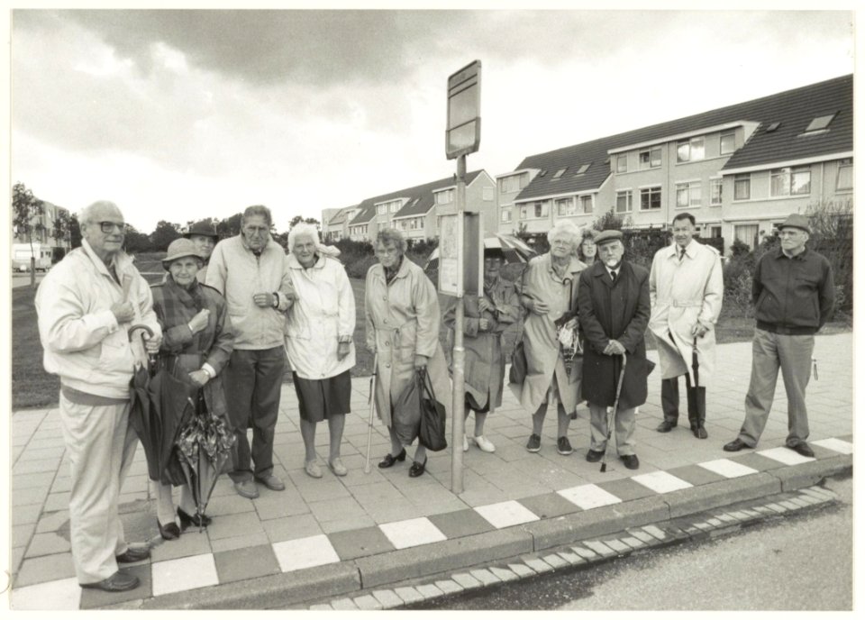 Actie_van,_voornamelijk_oudere,_buurtbewoners_van_de_Zuiderpolder_voor_het_plaatsen_van_een_abri_bij_de_halte_van_NZH_buslijn_2_aan_de_Vrijheidsweg._NL-HlmNHA_54032075