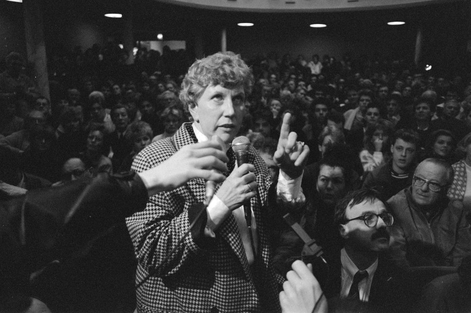 Actie_Youp_van_'t_Hek_in_de_Kleine_Komedie_i.v.m._sluiting_wethouder_mevrouw_Lu,_Bestanddeelnr_934-1945