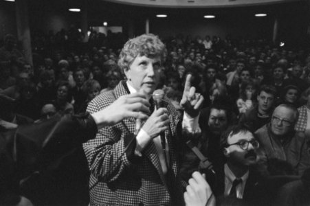 Actie_Youp_van_'t_Hek_in_de_Kleine_Komedie_i.v.m._sluiting_wethouder_mevrouw_Lu,_Bestanddeelnr_934-1945