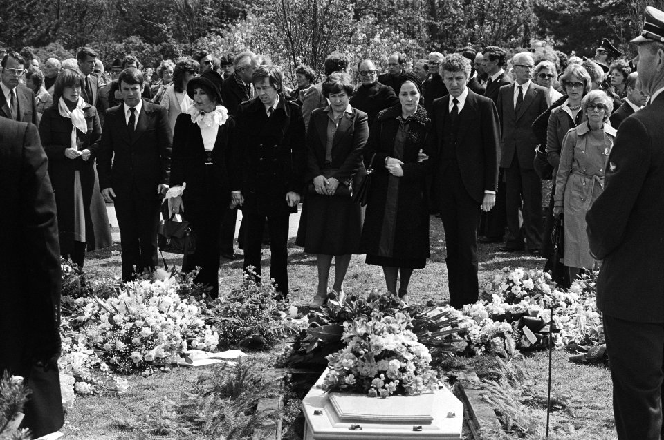 Acteur_Ko_van_Dijk_in_Den_Haag_begraven_begrafenis_om_Mary_Dresselhuys_ea,_Bestanddeelnr_929-7138
