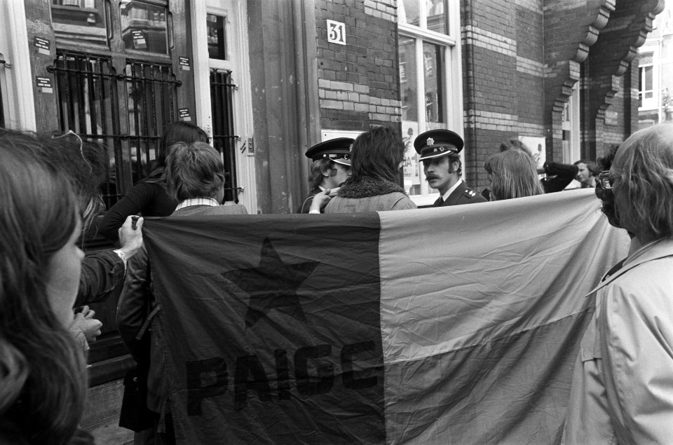 Actiegroep_probeert_partijbureau_PvdA_in_Amsterdam_te_bezetten_i.v.m._erkenning_,_Bestanddeelnr_927-2186