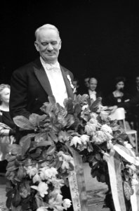 Acteur_Cruys_Voorbergh_,_in_Konklijke_Schouwburg_Den_Haag_gehuldigd,_onderscheid,_Bestanddeelnr_913-5533