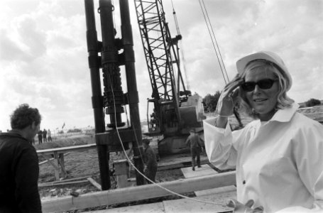 Ada_Kok_slaat_eerste_paal_voor_zwembad_in_Amsterdam-Slotermeer,_Bestanddeelnr_923-8198