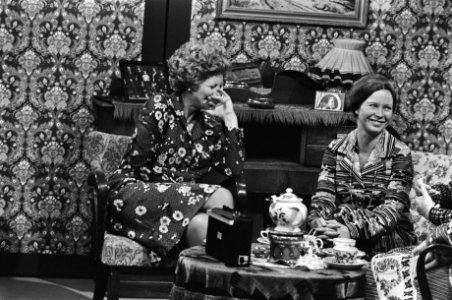 Adèle_Bloemendaal_(links)_en_Wieteke_van_Dort_in_tv-programma_Dat_ik_dit_nog_ma,_Bestanddeelnr_928-8139