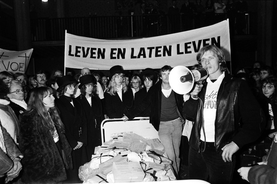Acteur_Rutger_Hauer_met_megafoon_tussen_de_demonstranten_met_spandoeken_in_de_ha,_Bestanddeelnr_930-5473