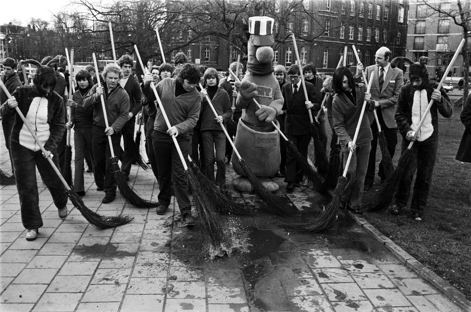 Actie_Amsterdam-Paasbest_vegen_van_de_straat,_Bestanddeelnr_929-6394