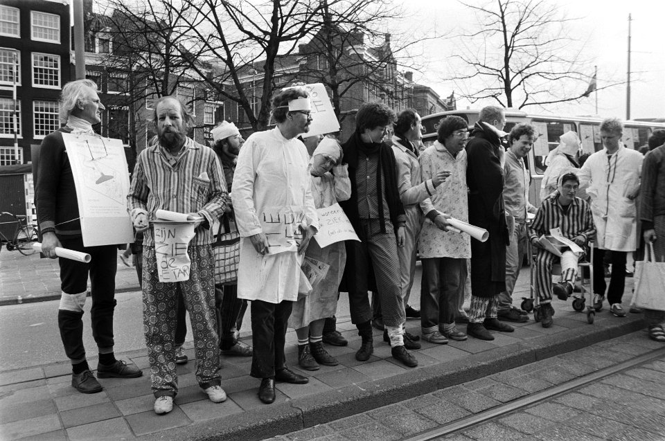 Actie_tegen_duurder_wordend_openbaar_vervoer_in_Amsterdam_de_zieke_actievoerde,_Bestanddeelnr_933-1600