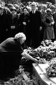 Acteur_Ko_van_Dijk_in_Den_Haag_begraven_actrice_Mary_Dresselhuys_legt_bloemen_o,_Bestanddeelnr_929-7135